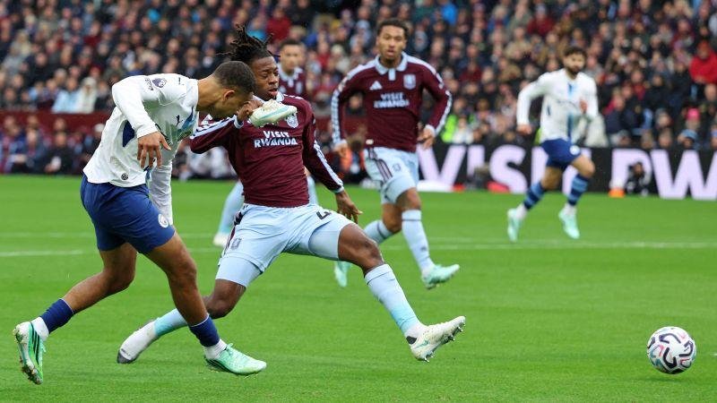لقطة طريفة من الدوري الإنجليزي.. لاعب أستون فيلا يركض والحذاء في يده