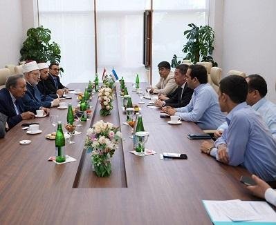 الضويني يبحث مع مركز الإمام ال...