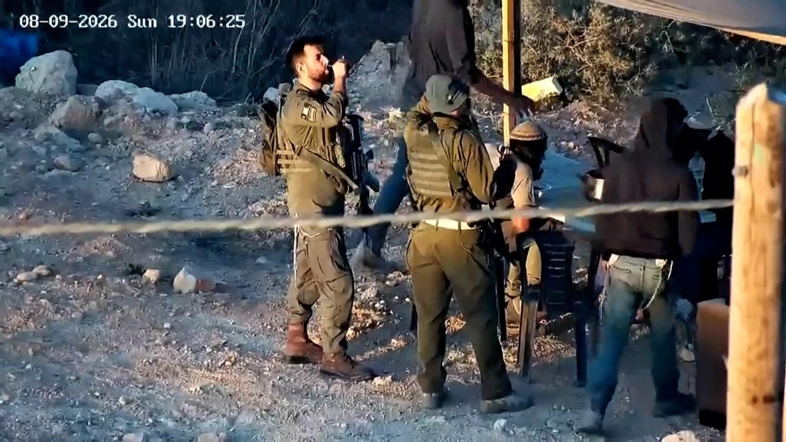 Israeli soldiers accused of su...