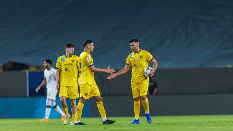 لقطة من الدوري السعودي.. حمد الله يتشاجر مع زميله أثناء مغادرتهما الملعب