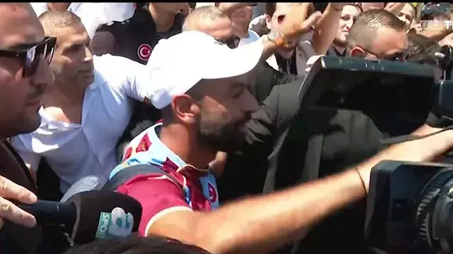 حشد إعلامي تاريخي.. صلاح يصل ت...