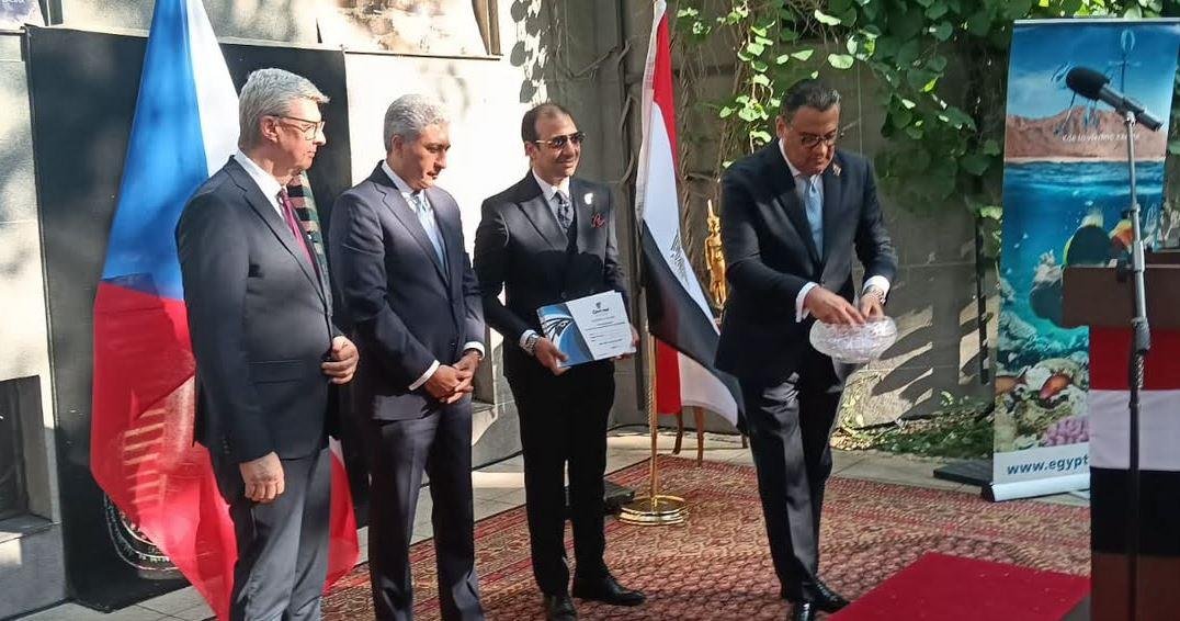 وزير السياحة يبحث سبل دفع الحر...