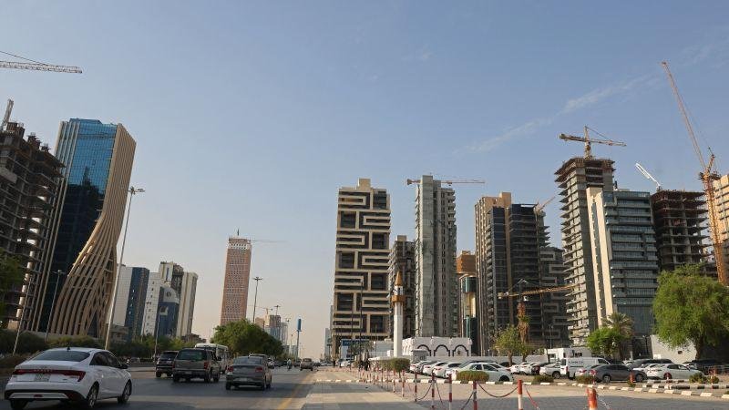 الدفاع المدني السعودي: إصابة مقيم من جنسية عربية بشظايا صاروخ باليستي في الرياض