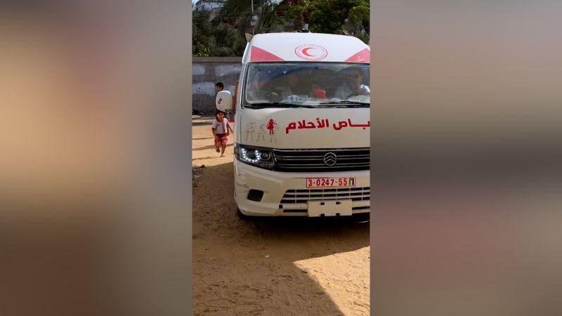 أطفال غزة لا يخشون سيارة الإسعاف هذه.. إنها "حافلة الأحلام"