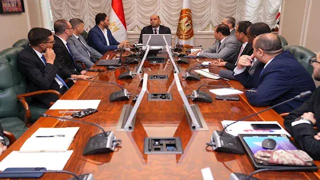 وزير العمل يستقبل شباب الجامعا...