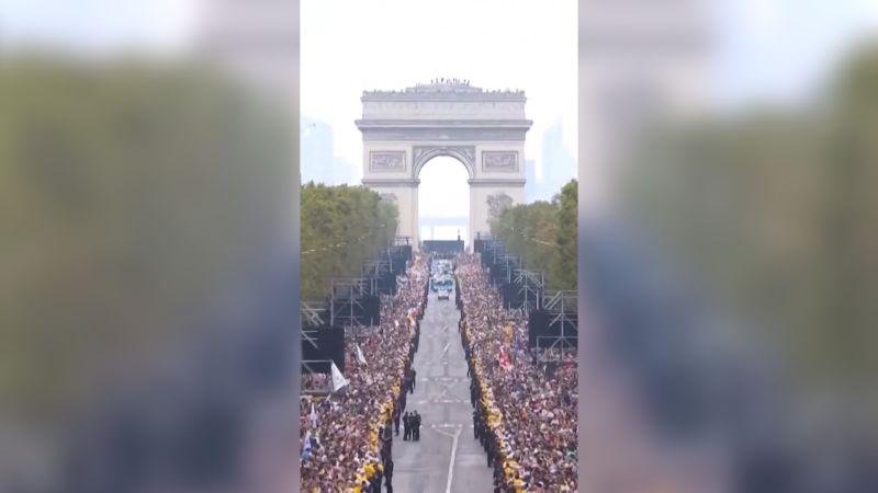 حشود هائلة تستقبل البابا لاوُن الرابع عشر في قلب باريس