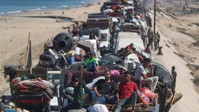 فرنسا تستقبل 44 عالما وفنانا ف...