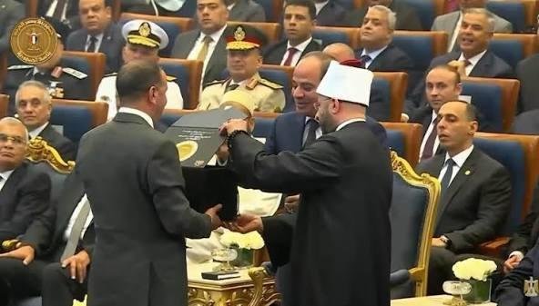 وزير الأوقاف يهدي الرئيس السيس...