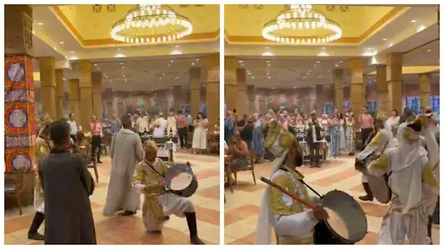 المزمار البلدي يخطف أنظار سائح...