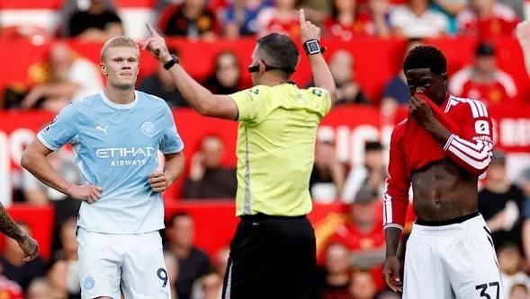استبعاد حكام ديربي مانشستر من مباريات الدوري الإنجليزي