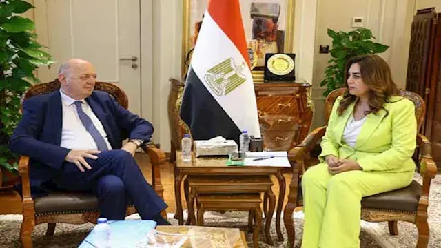 وزيرة التنمية المحلية تبحث مع...
