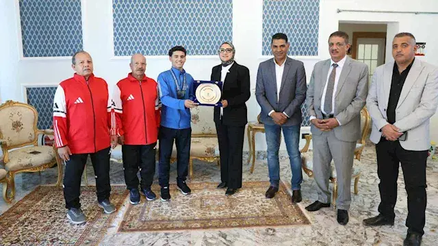 محافظ الوادي الجديد تكرم بطلًا...