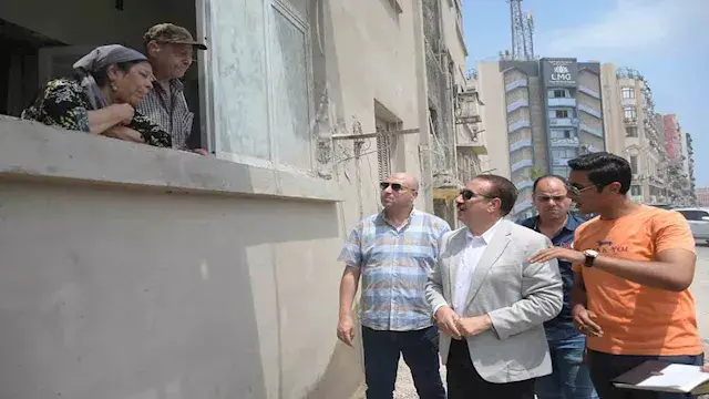 قطع جولته ووقف تحت البلكونة.....