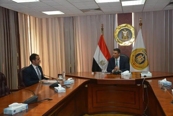 وزير الصناعة: الغزل والنسيج وا...