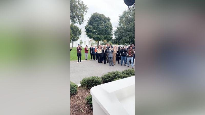"لدينا كعكة من أجلك".. صحفيون يستقبلون مراسلة CNN لدى عودتها إلى البيت الأبيض