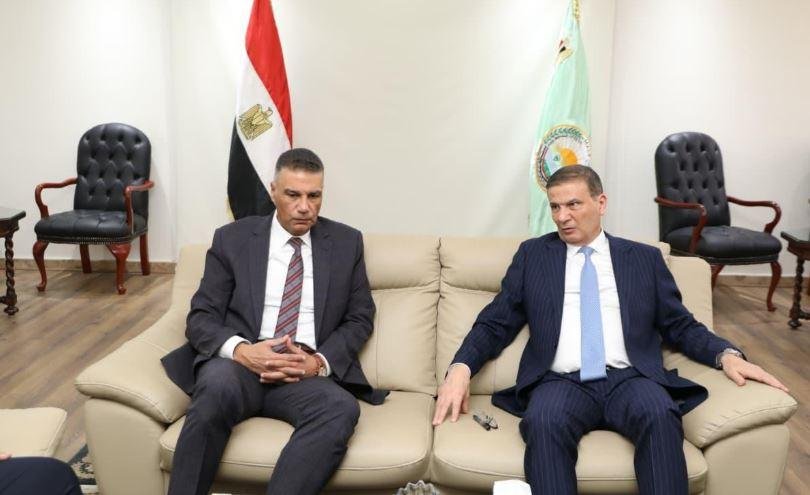 وزير الزراعة يبحث مع محافظ جنو...