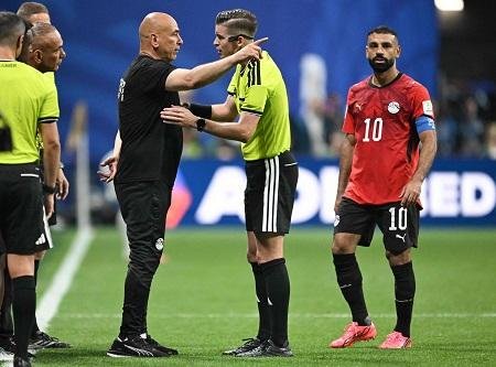أسرة فرنسية ضحية تشابه اسمها مع حكم مباراة مصر والأرجنتين