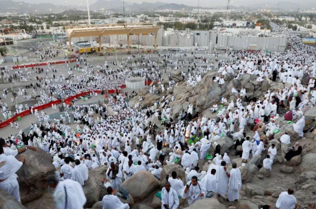 ضيوف الرحمن يتوافدون إلى عرفات...