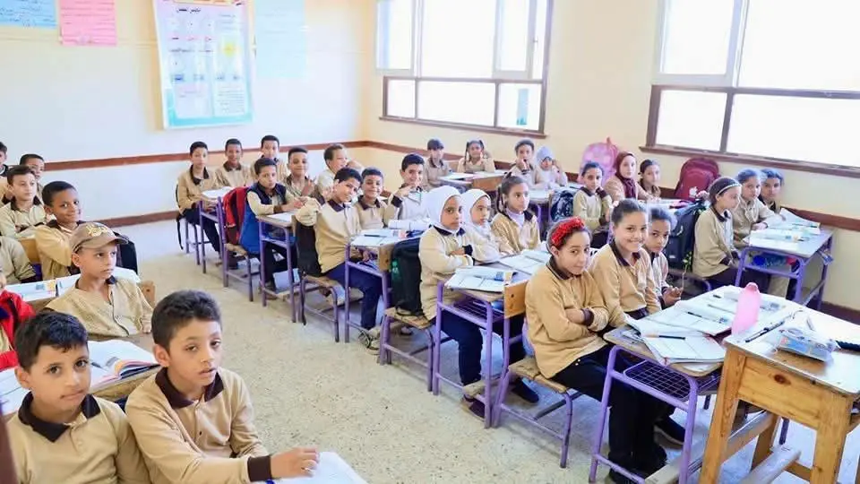 «دخلوا حمام البنات بالغلط».. سقوط تلميذين «توأم» من الدور الثانى بمدرسة فى الفيوم