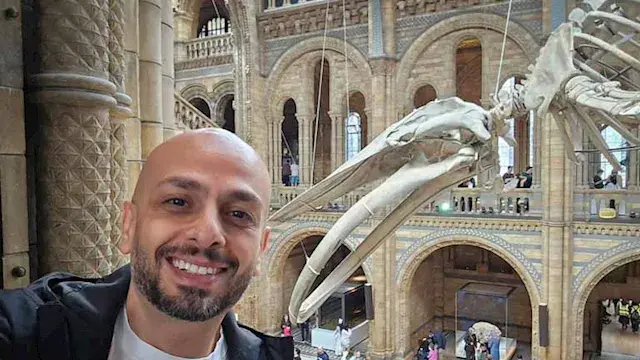 أحمد مراد يتجول بين الديناصورا...