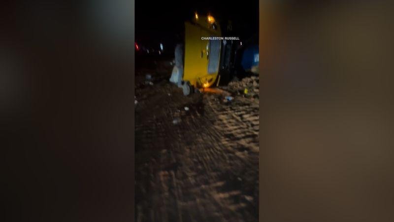 كانت عائدة من مباراة.. انقلاب حافلة تقل فريق كرة قدم لمدرسة ثانوية في أمريكا