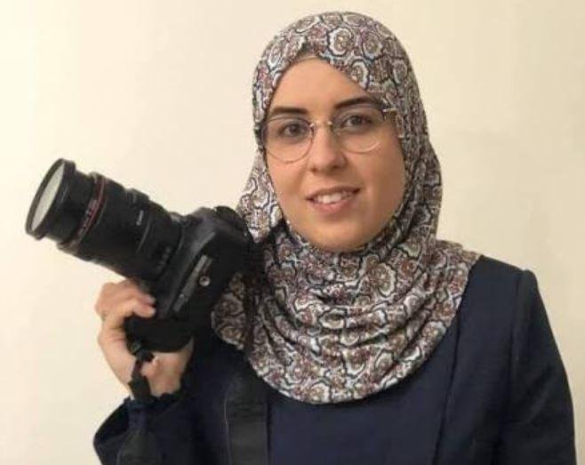 إسرائيل تعزل الصحفية الفلسطيني...