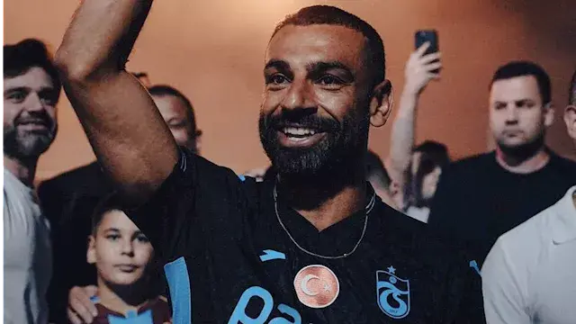 فيديو| لحظة توقيع محمد صلاح لطرابزون سبور.. والصورة الرسمية الأولى