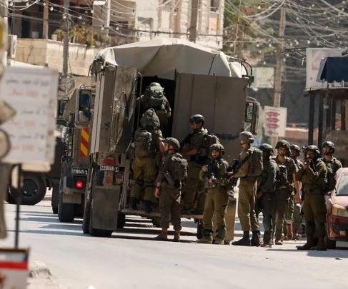 قوات الاحتلال تحتجز فلسطينيين...