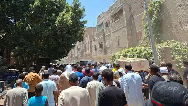 "3 نعوش ورا بعض".. مشهد مؤثر ف...