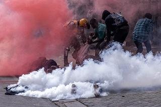متظاهرون يضرمون النيران خلال ا...