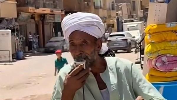 موهبة من الشارع.. بائع كارو في...