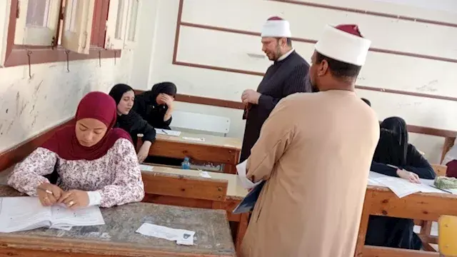 رئيس "الإسكندرية الأزهرية" يعزي طالبة بالثانوية في والدها أثناء امتحان التاريخ