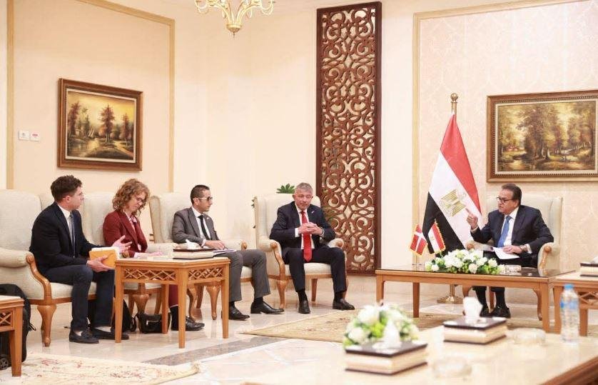 وزير الصحة يلتقي السفير الدنما...