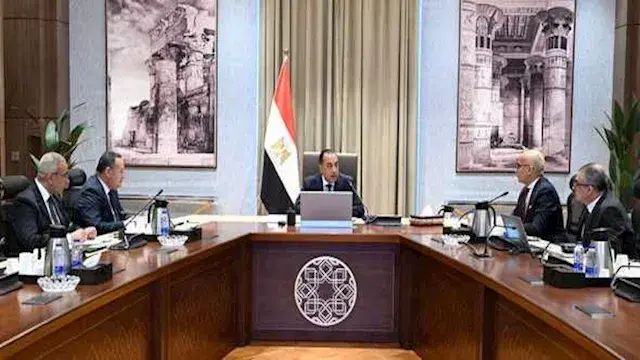 مدبولي يتابع تنفيذ المدينة الط...