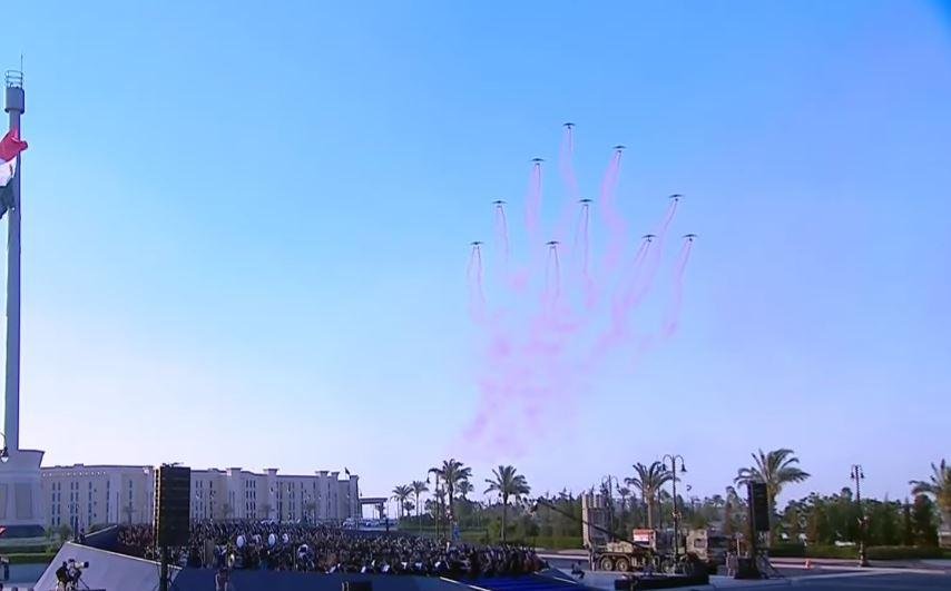 تشكيل الهرم في سماء العاصمة ال...