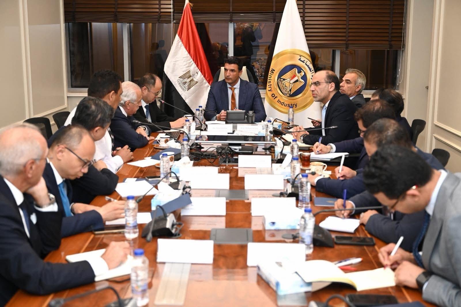 وزير الصناعة يبحث خطة الشركة ا...