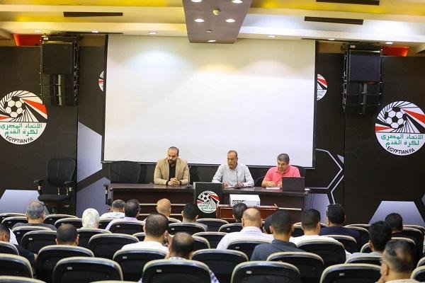 مصطفى عزام يجتمع مع مندوبي الم...