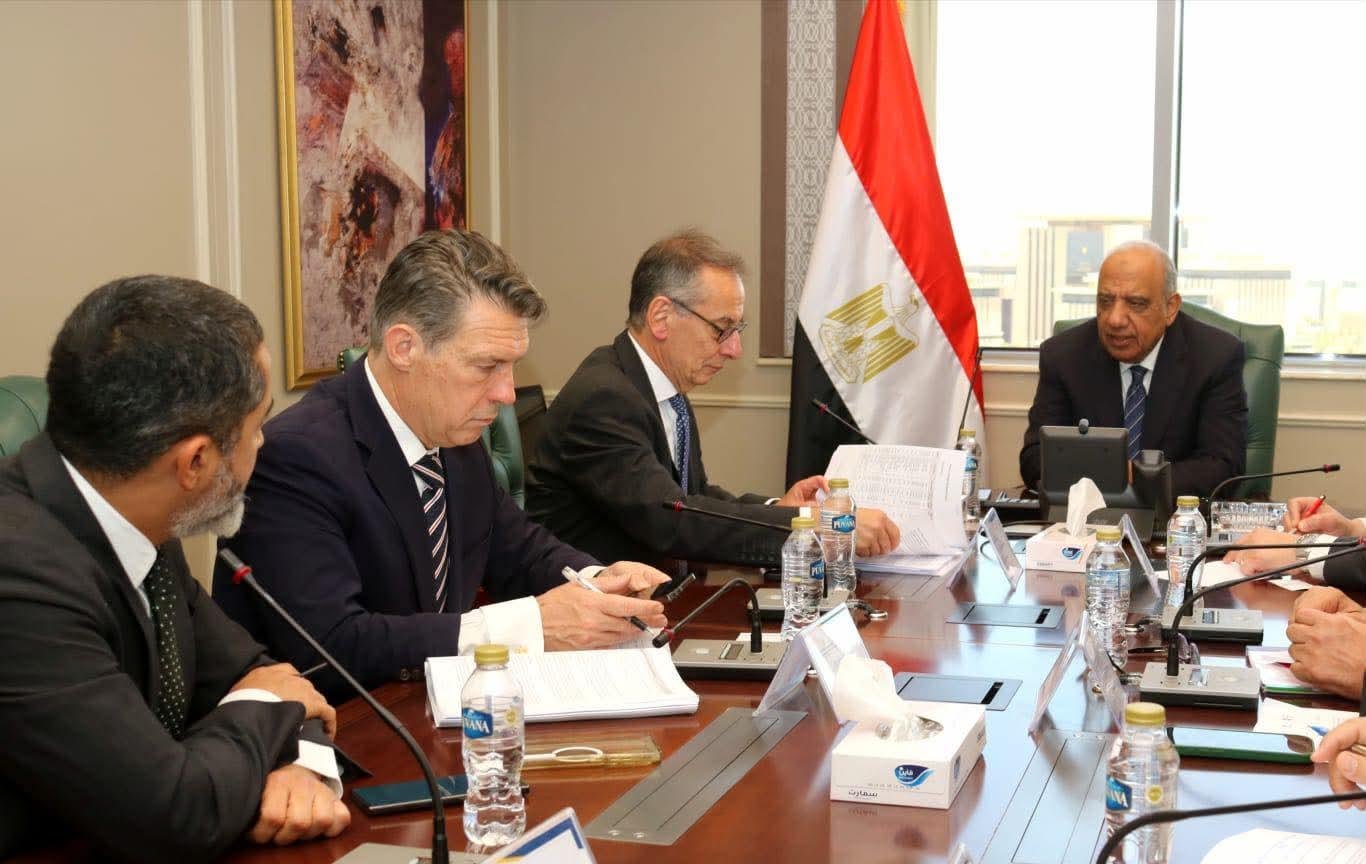 الكهرباء والبنك الأوروبى لإعاد...