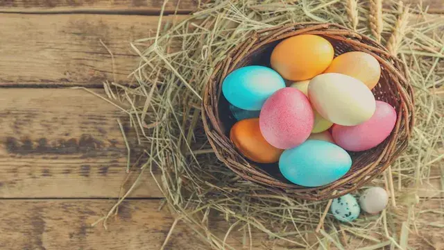 5 طرق طبيعية لتلوين البيض دون...