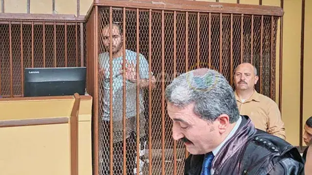 ملامح جامدة وقلب لم يهتز..  شاهد كيف ظهر قاتل نجل حارس الجوهرة ببورسعيد داخل قفص المحكمة