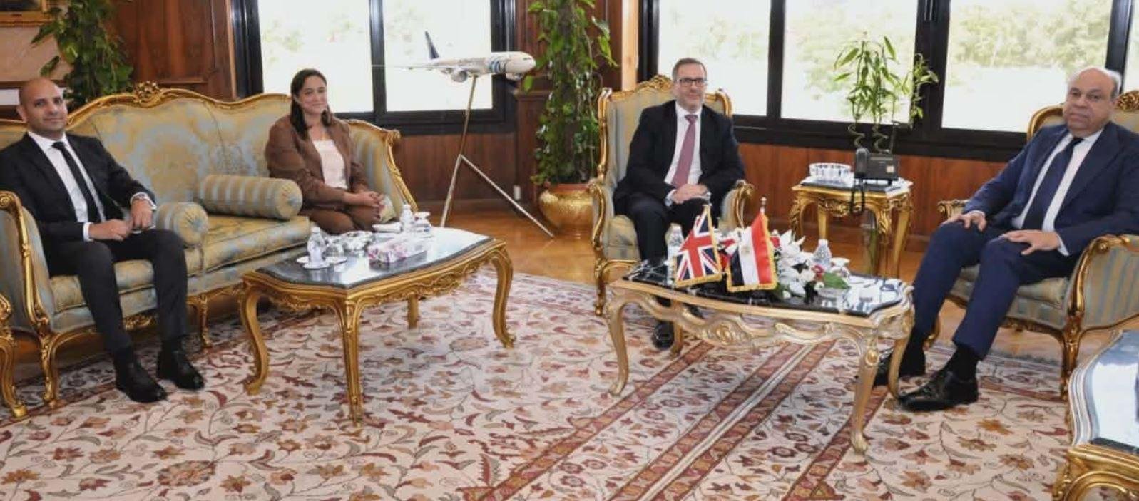 وزير الطيران يبحث مع السفير ال...