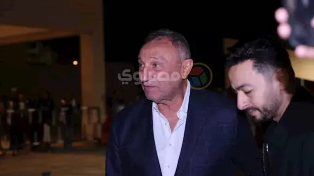 بالصور| الخطيب وحسن شحاتة وأنغام يقدمون واجب العزاء في هاني شاكر
