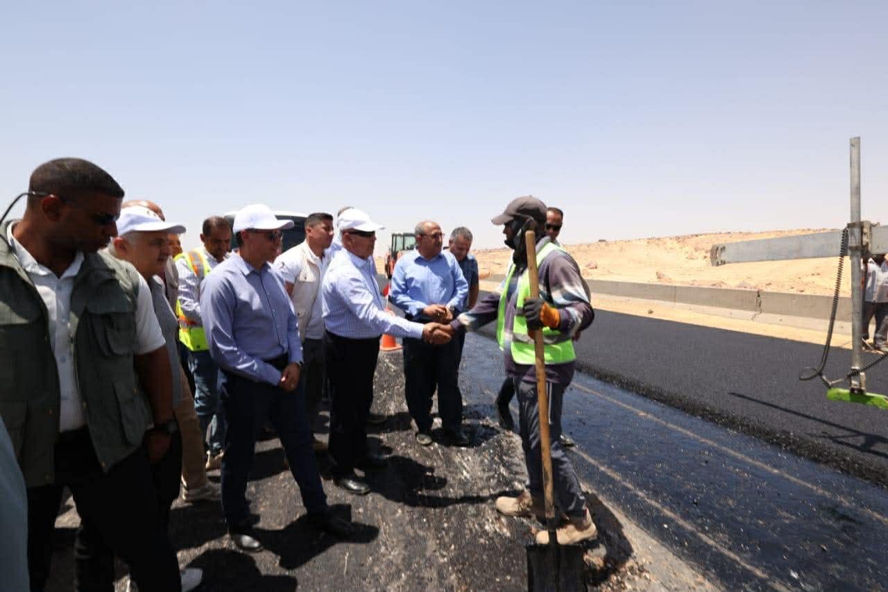 وزير النقل يتفقد مشروعات الطرق...