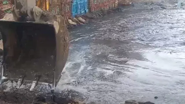 المياه أغرقت الشادر.. كسر مفاجئ بخط صرف صحي رئيسي في الأقصر