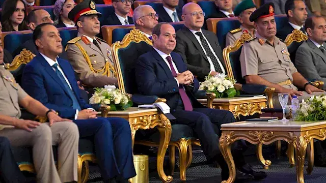 الرئيس السيسي يهنئ خريجي الدور...