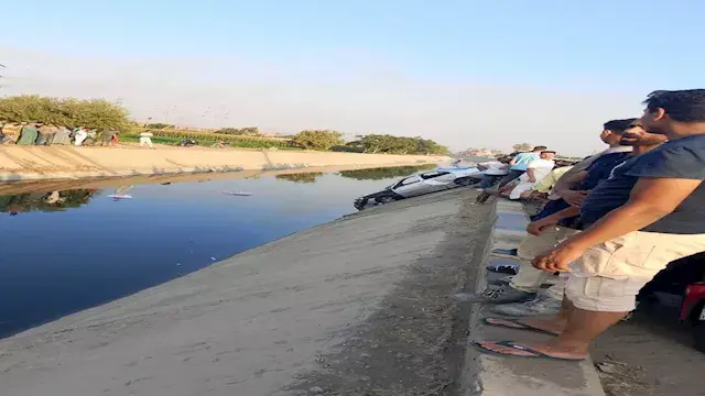 سيارة ملاكي تستقر في قاع ترعة...