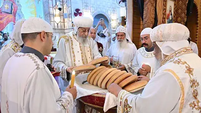 صور.. البابا تواضروس يصلي خميس...