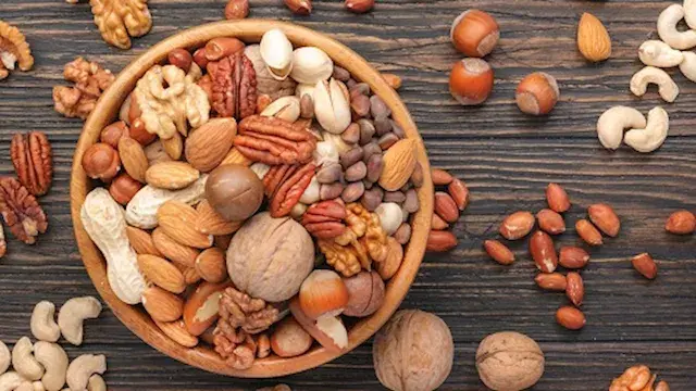 متى يصبح تناول المكسرات خطرا ع...