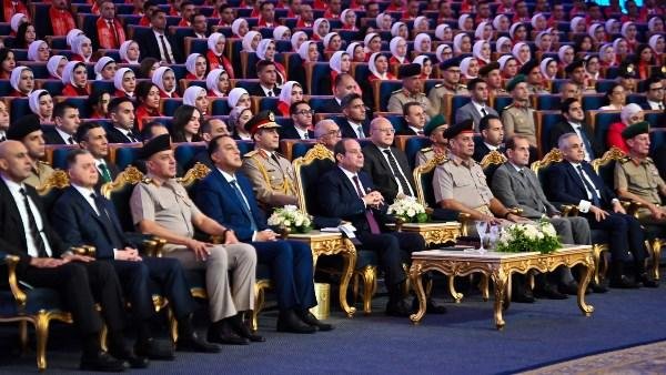 الرئيس السيسي يشاهد فيلما تسجيليا بعنوان “البداية” في حفل تخرج الدورة 6 للجهات القضائية