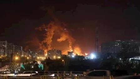 تفعيل الدفاعات الجوية فوق العا...